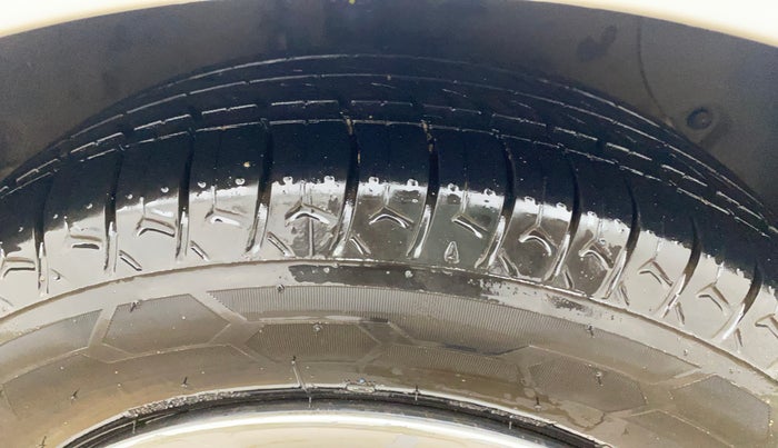 2017 Hyundai Grand i10 MAGNA 1.2 KAPPA VTVT, CNG, Manual, 65,305 km, Right Front Tyre Tread