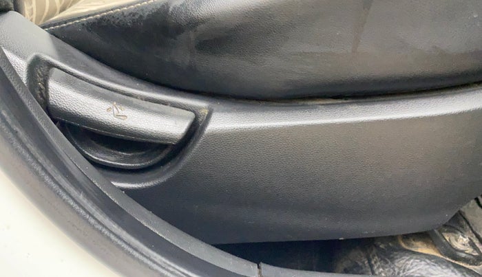 2017 Hyundai Grand i10 MAGNA 1.2 KAPPA VTVT, CNG, Manual, 65,305 km, Driver Side Adjustment Panel