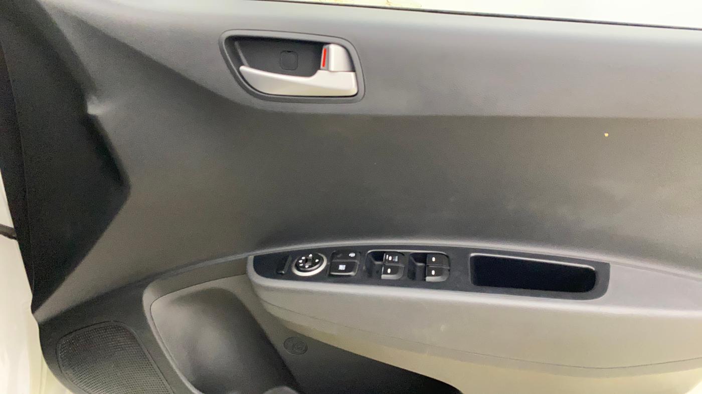 2018 Hyundai Grand i10 SPORTZ 1.2 KAPPA VTVT DUAL TONE, Petrol, Manual, 72,915 km, Driver Side Door Panels Control