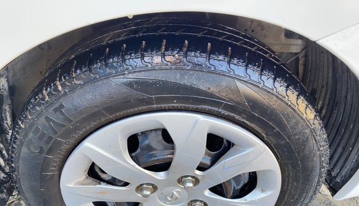 2017 Hyundai Eon MAGNA +, Petrol, Manual, 73,434 km, Right Front Tyre Tread