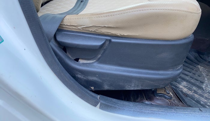 2017 Hyundai Eon MAGNA +, Petrol, Manual, 73,434 km, Driver Side Adjustment Panel