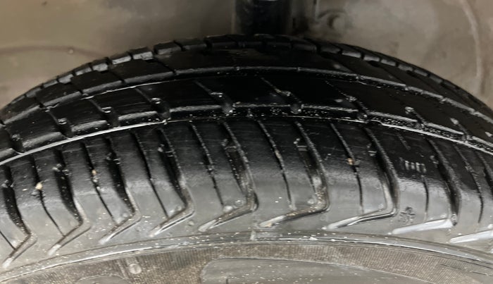 2015 Maruti Wagon R 1.0 LXI, Petrol, Manual, 67,803 km, Left Front Tyre Tread