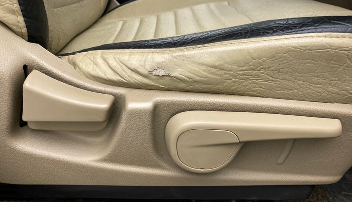 2017 Mahindra TUV300 T8, Diesel, Manual, 83,855 km, Driver Side Adjustment Panel