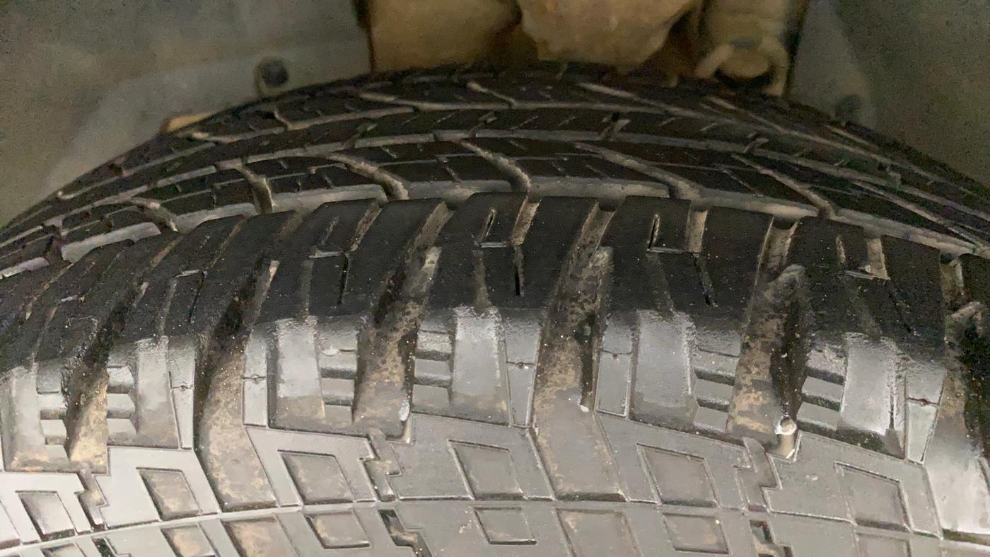 2016 Mahindra XUV500 W10, Diesel, Manual, 64,061 km, Left Front Tyre Tread