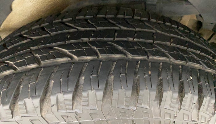 2016 Mahindra XUV500 W10, Diesel, Manual, 64,061 km, Left Rear Tyre Tread