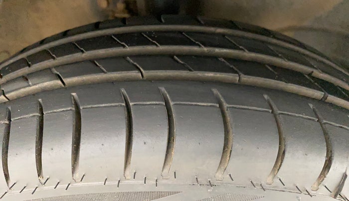 2011 Maruti Wagon R 1.0 VXI, Petrol, Manual, 1,21,464 km, Right Front Tyre Tread