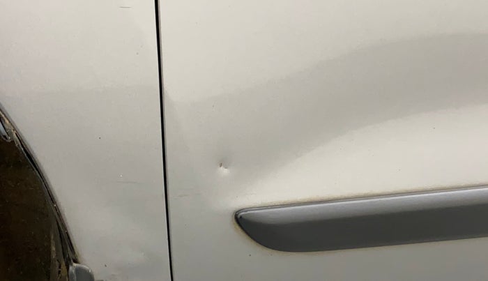 2011 Maruti Wagon R 1.0 VXI, Petrol, Manual, 1,21,464 km, Front passenger door - Slightly dented