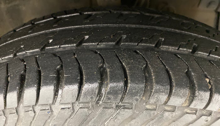 2016 Maruti Swift VXI OPT, Petrol, Manual, 42,431 km, Right Front Tyre Tread