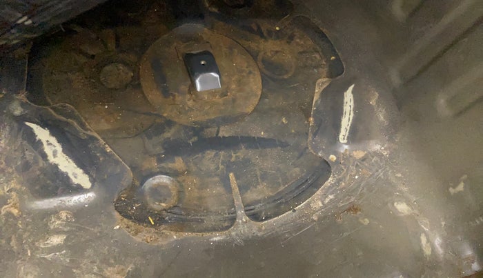 2015 Maruti Ciaz ZXI, Petrol, Manual, 46,919 km, Boot floor - Slight discoloration