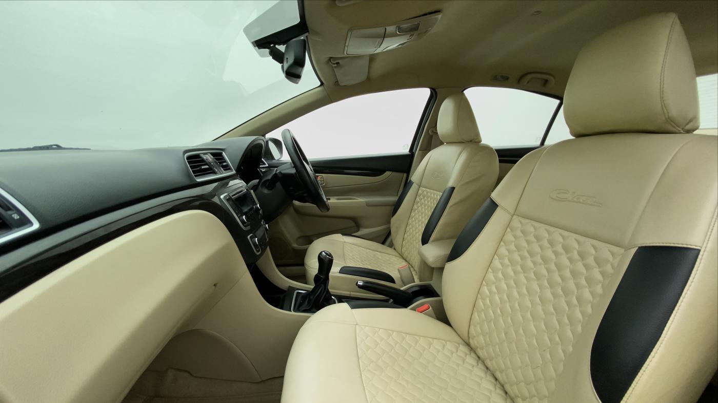 2015 Maruti Ciaz ZXI, Petrol, Manual, 46,919 km, Right Side Front Door Cabin