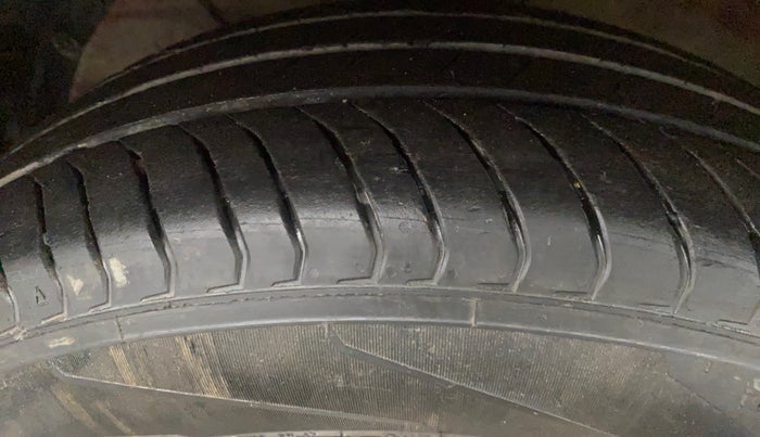 2022 Maruti Swift ZXI PLUS AMT DUAL TONE, Petrol, Automatic, 61,509 km, Left Front Tyre Tread