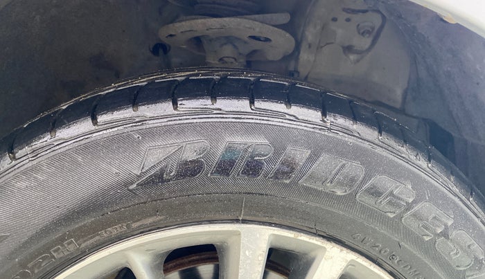 2015 Toyota Corolla Altis VL CVT PETROL, Petrol, Automatic, 1,38,199 km, Right Front Tyre Tread