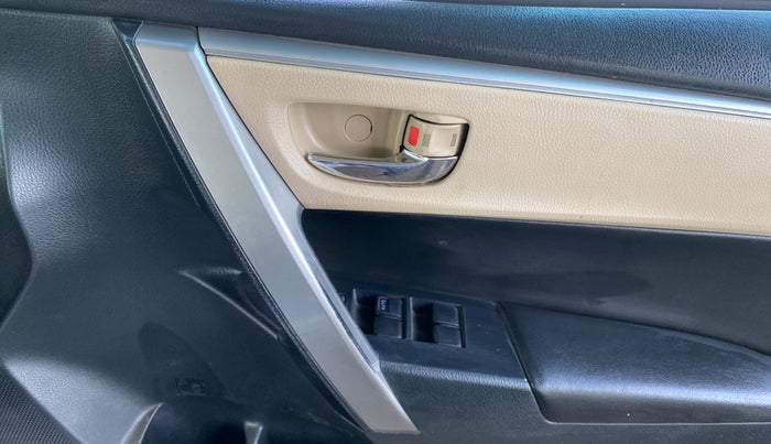 2015 Toyota Corolla Altis VL CVT PETROL, Petrol, Automatic, 1,38,199 km, Driver Side Door Panels Control