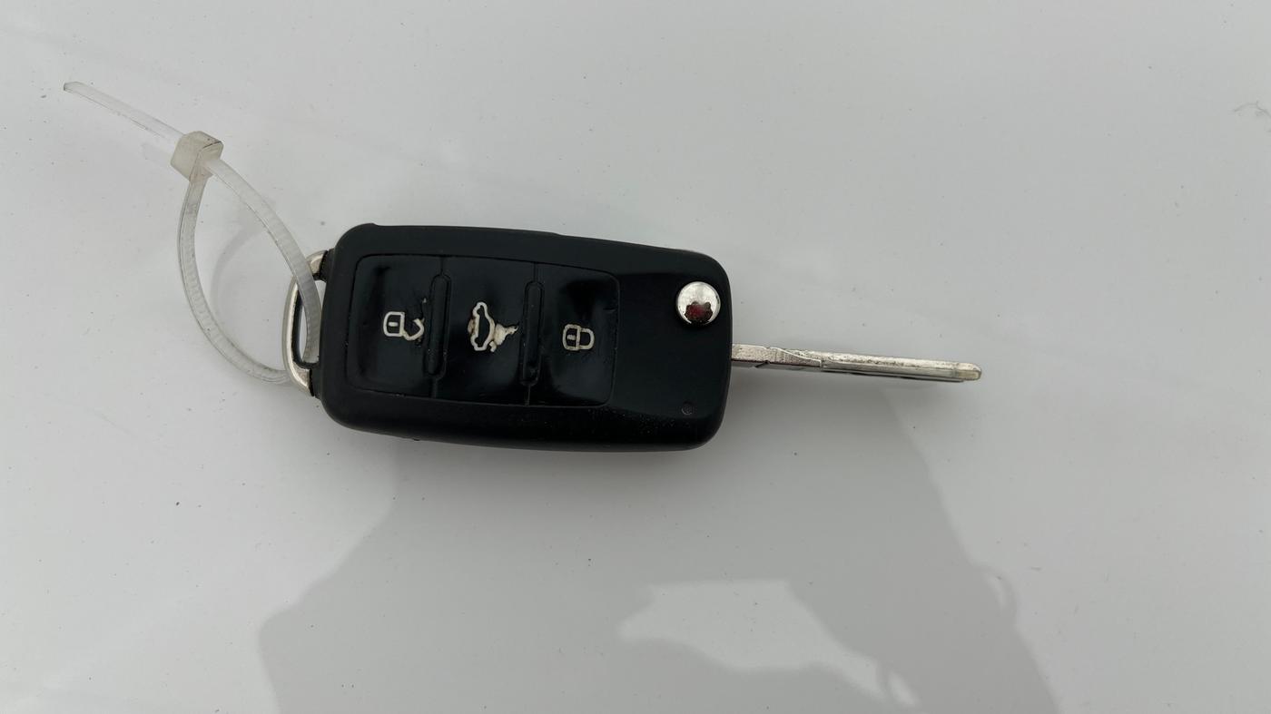 2015 Skoda Rapid AMBITION 1.6 MPI MT PLUS, Petrol, Manual, 67,754 km, Key Close Up