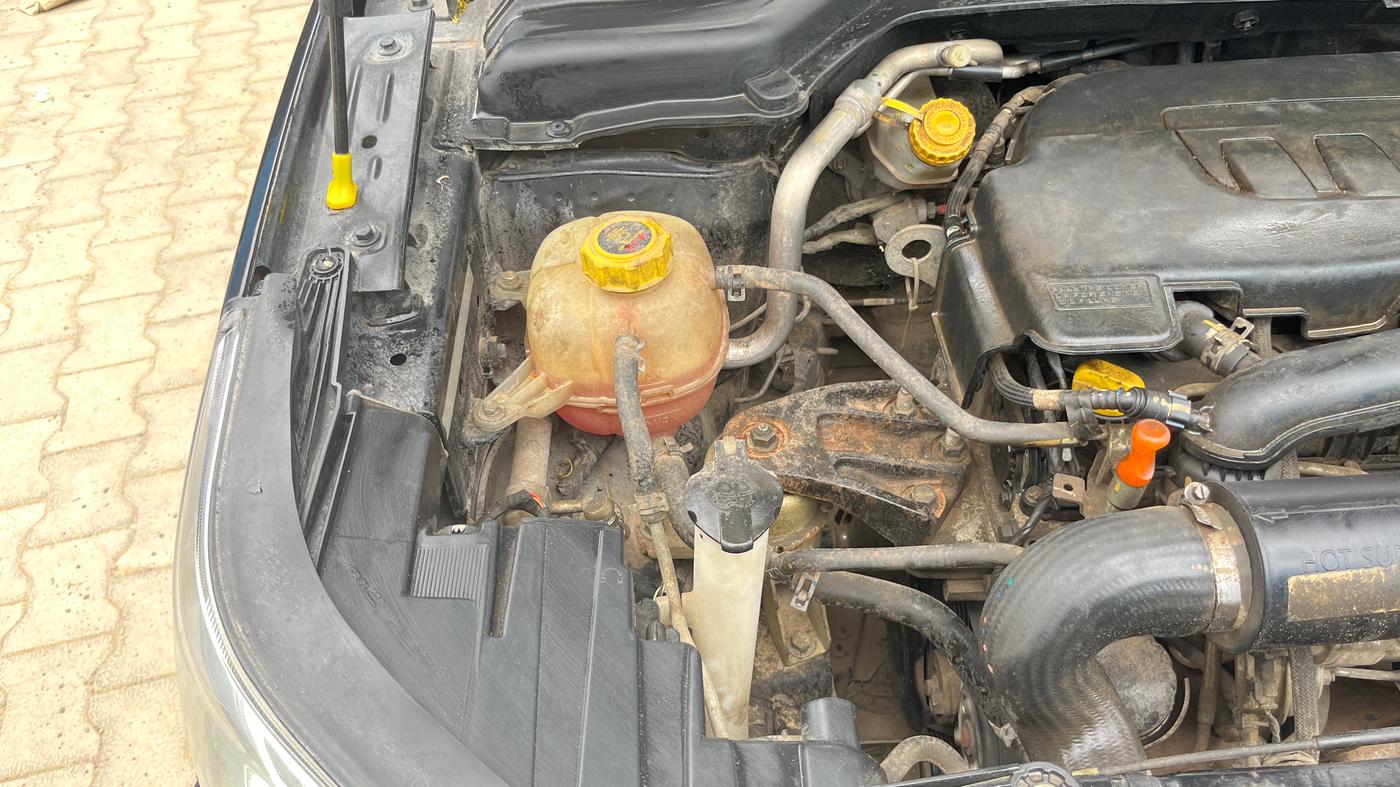 2022 Mahindra XUV300 W8 (O) 1.2 PETROL, Petrol, Manual, 42,061 km, Engine View - Right
