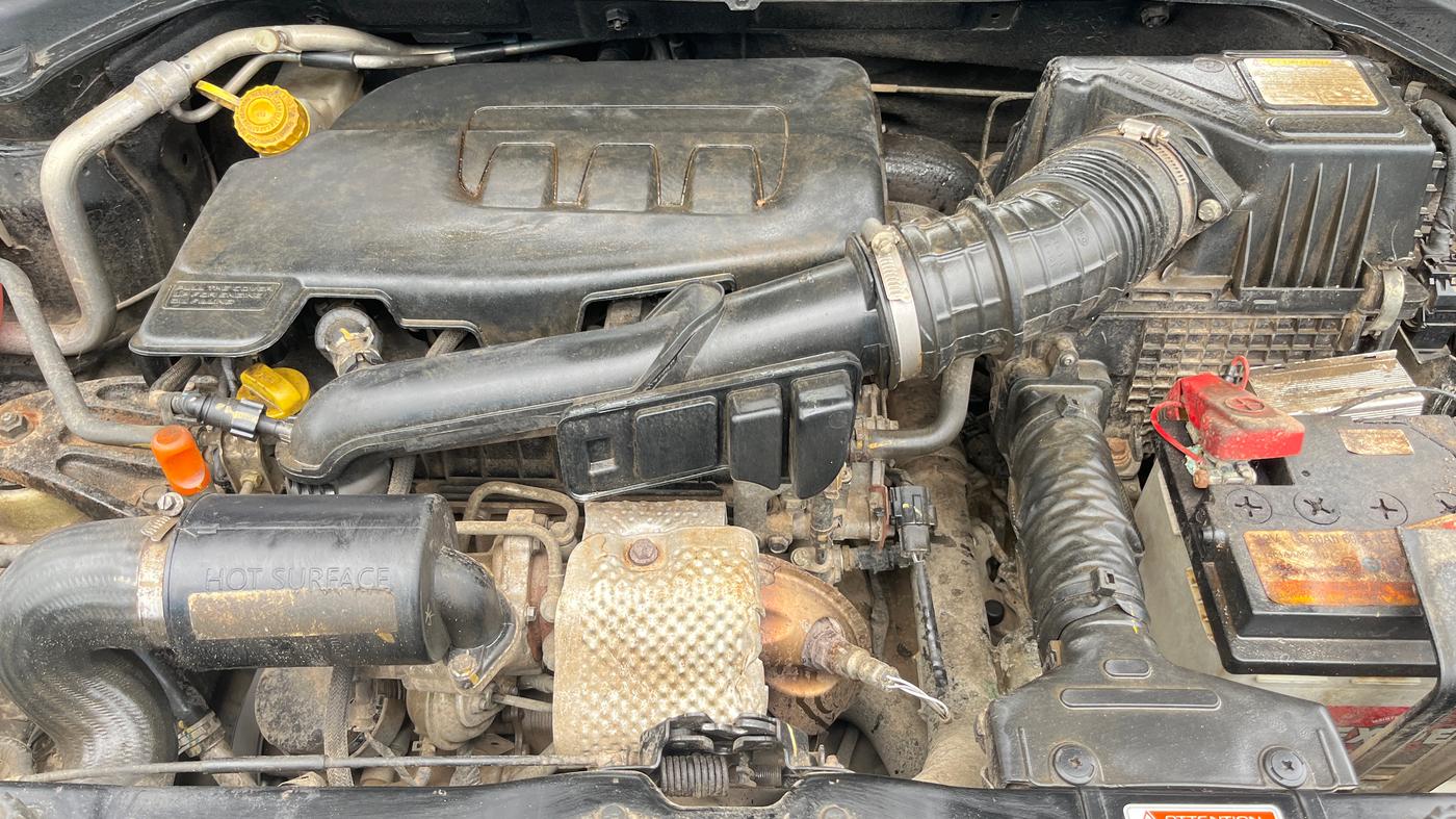 2022 Mahindra XUV300 W8 (O) 1.2 PETROL, Petrol, Manual, 42,061 km, Engine View