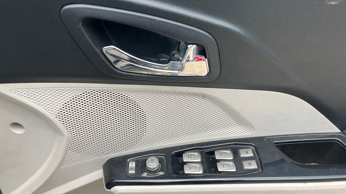 2022 Mahindra XUV300 W8 (O) 1.2 PETROL, Petrol, Manual, 42,061 km, Driver Side Door Panels Control