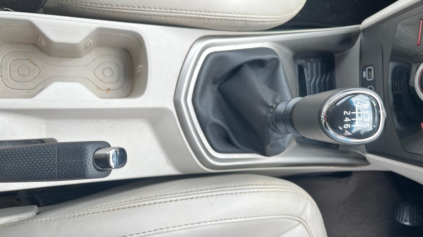 2022 Mahindra XUV300 W8 (O) 1.2 PETROL, Petrol, Manual, 42,061 km, Gear Lever