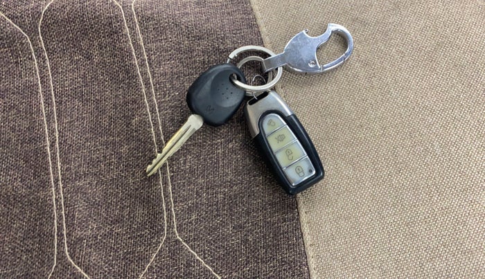 2014 Hyundai i10 MAGNA 1.1, CNG, Manual, 91,506 km, Key Close Up