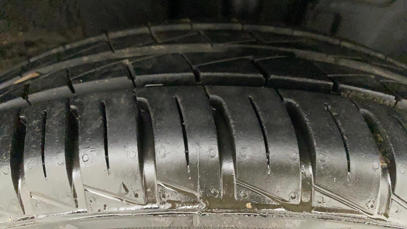 2023 Renault Kwid RXT 1.0 AMT, Petrol, Automatic, 2,369 km, Right Front Tyre Tread