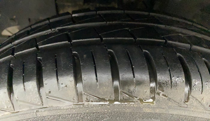 2023 Renault Kwid RXT 1.0 AMT, Petrol, Automatic, 2,369 km, Left Front Tyre Tread
