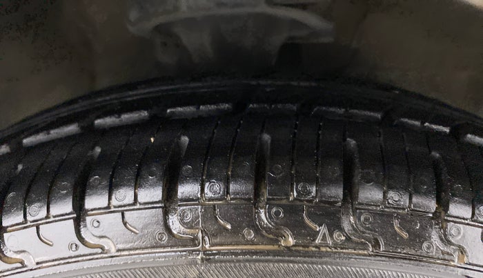 2010 Hyundai i10 SPORTZ 1.2, Petrol, Manual, 48,667 km, Right Front Tyre Tread