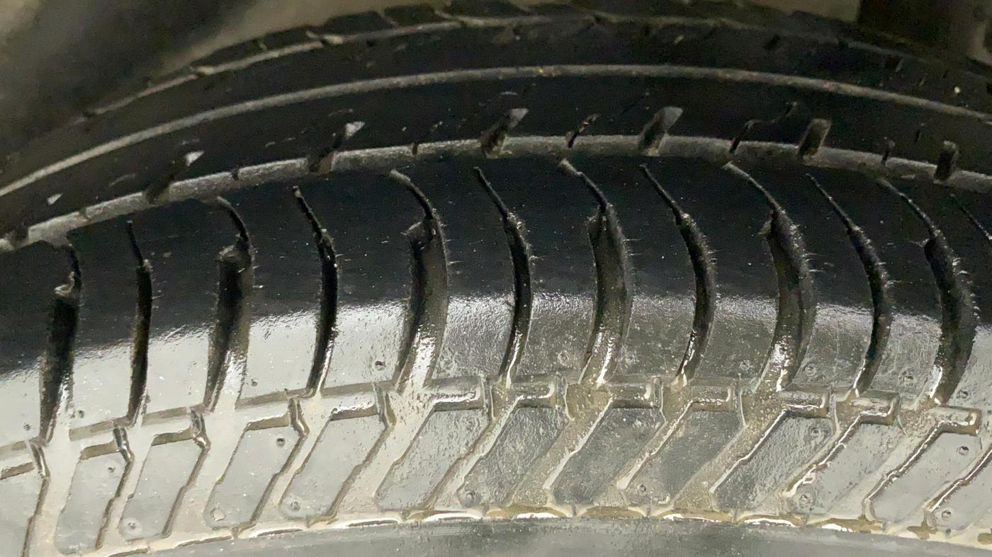 2013 Maruti Swift VXI, CNG, Manual, 59,479 km, Left Rear Tyre Tread