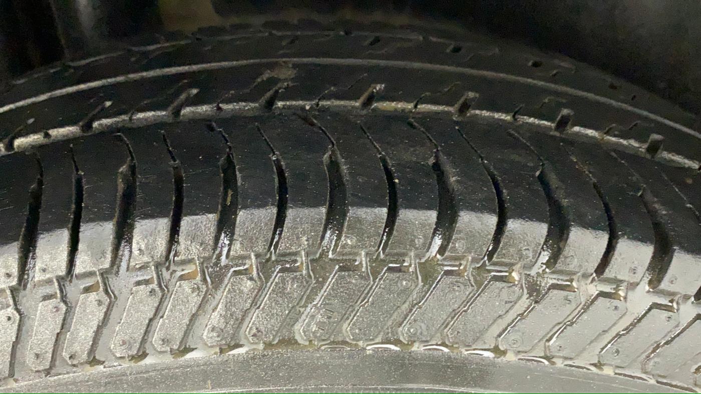 2013 Maruti Swift VXI, CNG, Manual, 59,479 km, Right Rear Tyre Tread