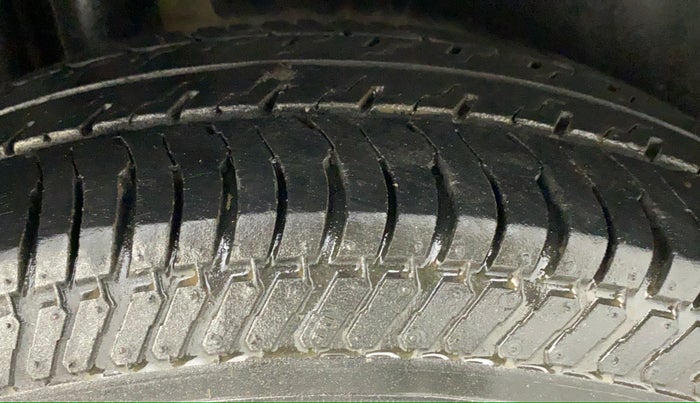 2013 Maruti Swift VXI, CNG, Manual, 59,479 km, Right Rear Tyre Tread