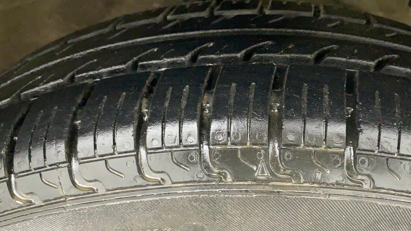 2013 Maruti Swift VXI, CNG, Manual, 59,479 km, Right Front Tyre Tread