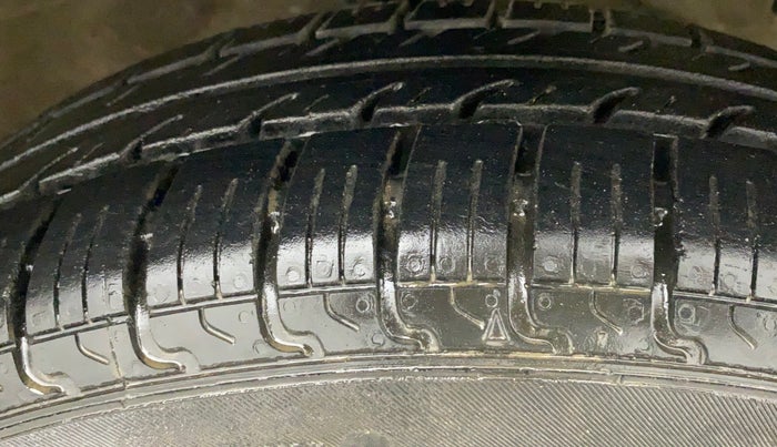 2013 Maruti Swift VXI, CNG, Manual, 59,479 km, Right Front Tyre Tread