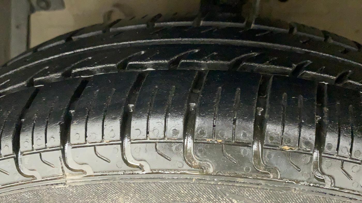 2013 Maruti Swift VXI, CNG, Manual, 59,479 km, Left Front Tyre Tread