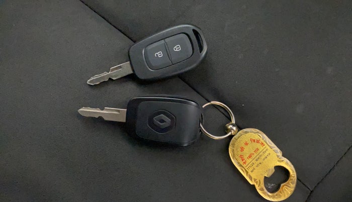 2017 Renault Kwid RXT 1.0 AMT (O), Petrol, Automatic, 28,074 km, Key Close Up