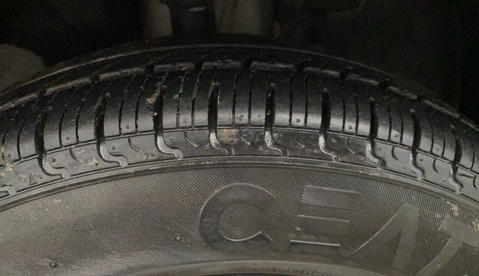 2017 Renault Kwid RXT 1.0 AMT (O), Petrol, Automatic, 28,074 km, Right Front Tyre Tread