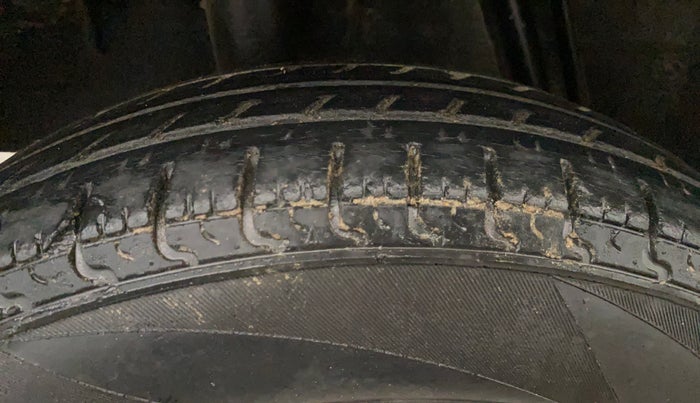 2017 Renault Kwid RXT 1.0 AMT (O), Petrol, Automatic, 28,074 km, Right Rear Tyre Tread