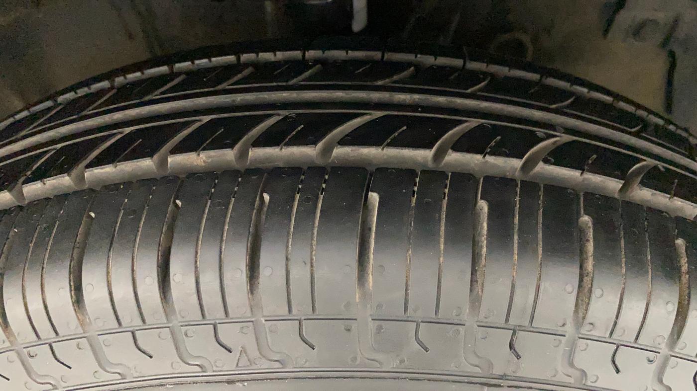 2017 Maruti Swift VXI O, Petrol, Manual, 43,709 km, Right Front Tyre Tread