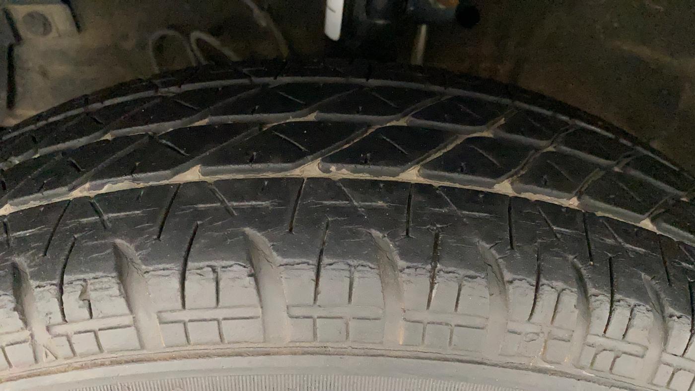 2017 Maruti Swift VXI O, Petrol, Manual, 43,709 km, Left Front Tyre Tread