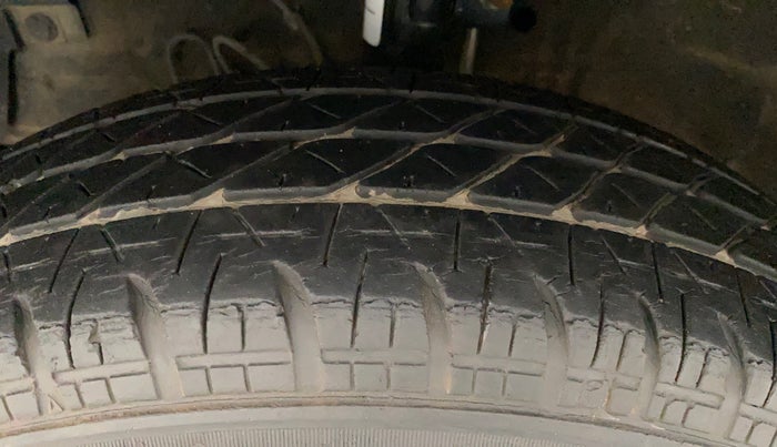2017 Maruti Swift VXI O, Petrol, Manual, 43,709 km, Left Front Tyre Tread