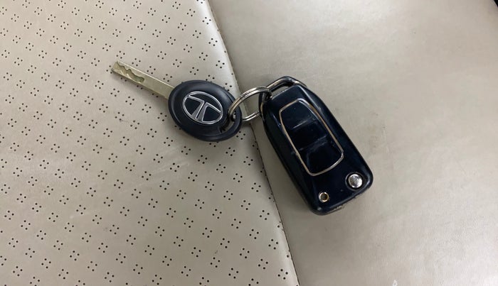 2022 Tata ALTROZ XM PLUS PETROL, Petrol, Manual, 39,977 km, Key Close Up