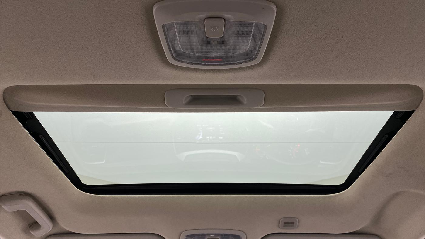 2020 Mahindra XUV300 W8 (O) DIESEL  AT, Diesel, Automatic, 15,573 km, Moonroof/ Sunroof
