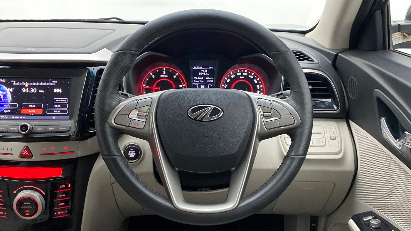 2020 Mahindra XUV300 W8 (O) DIESEL  AT, Diesel, Automatic, 15,573 km, Steering Wheel Close Up
