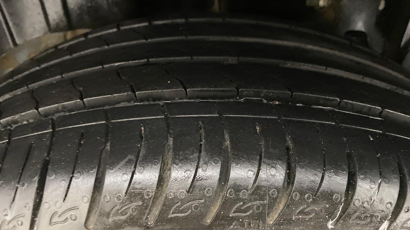 2020 Mahindra XUV300 W8 (O) DIESEL  AT, Diesel, Automatic, 15,573 km, Right Rear Tyre Tread