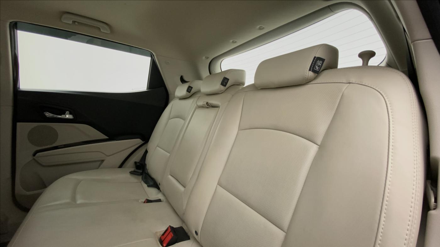 2020 Mahindra XUV300 W8 (O) DIESEL  AT, Diesel, Automatic, 15,573 km, Right Side Rear Door Cabin