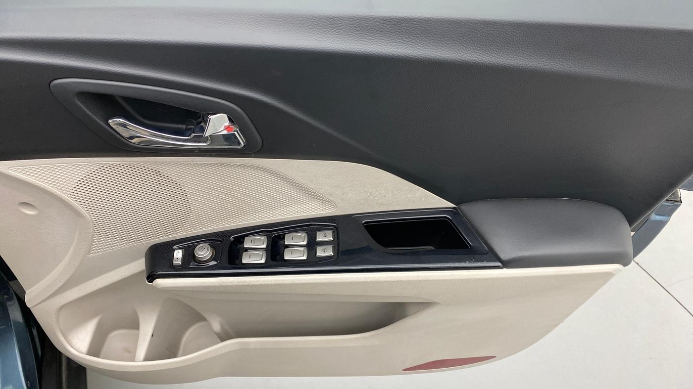 2020 Mahindra XUV300 W8 (O) DIESEL  AT, Diesel, Automatic, 15,573 km, Driver Side Door Panels Control