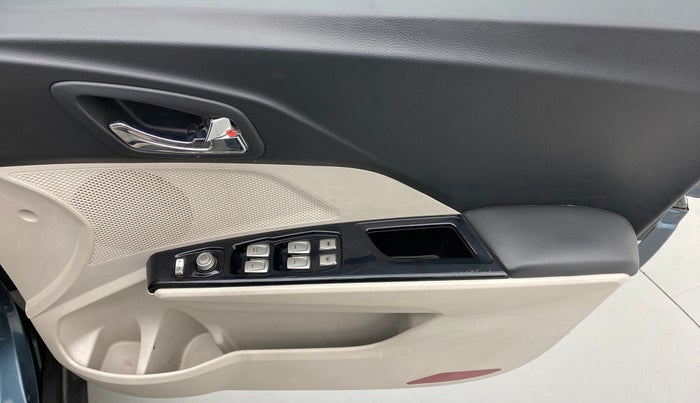 2020 Mahindra XUV300 W8 (O) DIESEL  AT, Diesel, Automatic, 15,573 km, Driver Side Door Panels Control