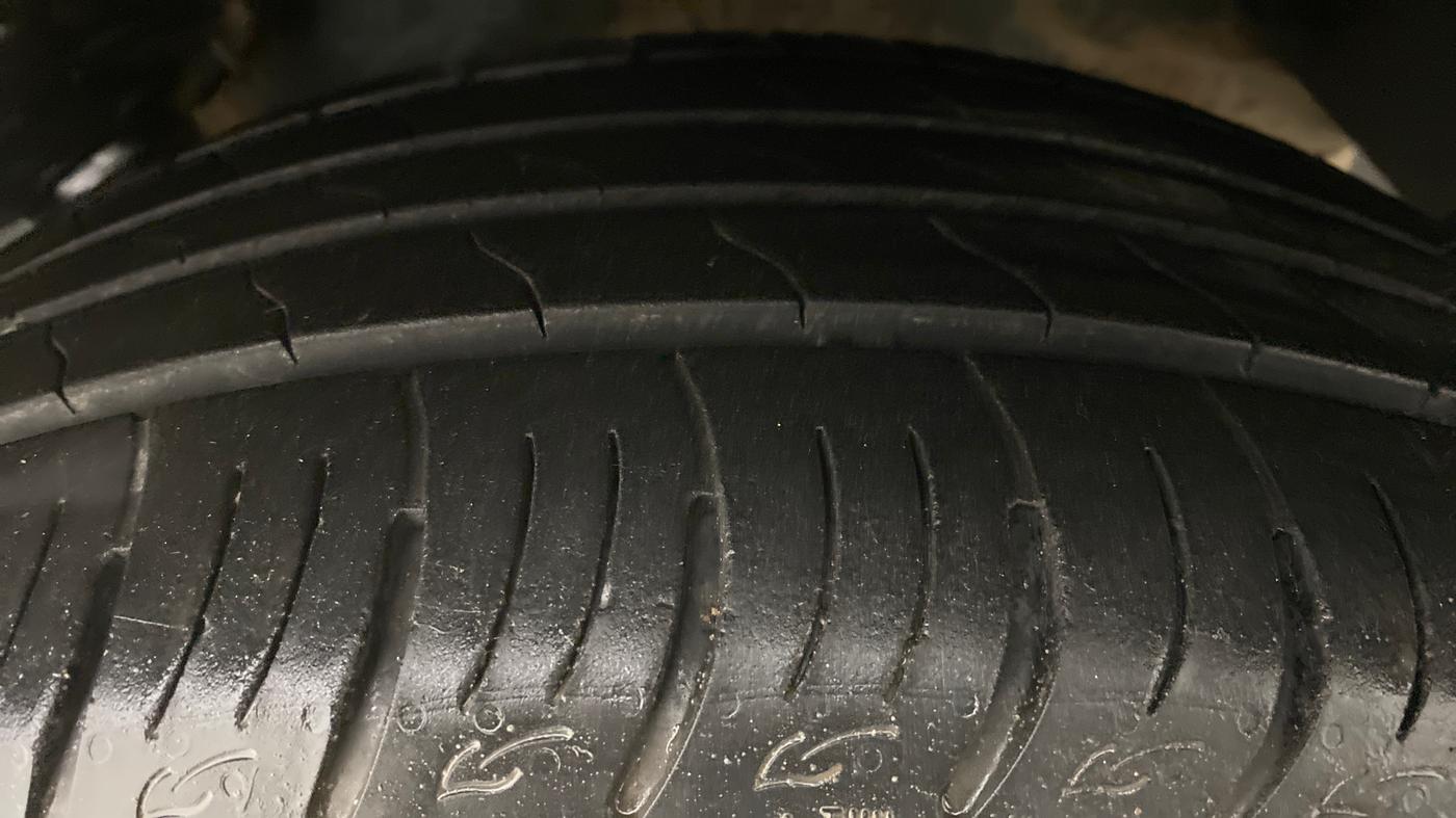 2020 Mahindra XUV300 W8 (O) DIESEL  AT, Diesel, Automatic, 15,573 km, Left Front Tyre Tread