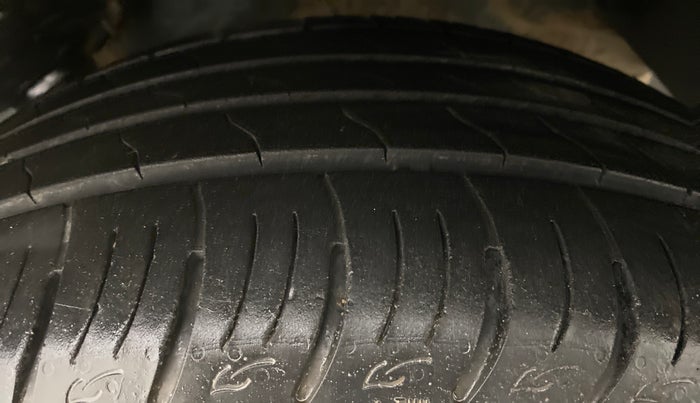 2020 Mahindra XUV300 W8 (O) DIESEL  AT, Diesel, Automatic, 15,573 km, Left Front Tyre Tread