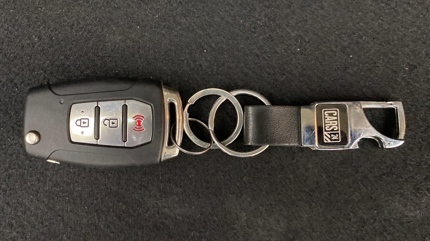 2020 Mahindra XUV300 W8 (O) DIESEL  AT, Diesel, Automatic, 15,573 km, Key Close Up