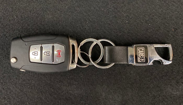 2020 Mahindra XUV300 W8 (O) DIESEL  AT, Diesel, Automatic, 15,573 km, Key Close Up