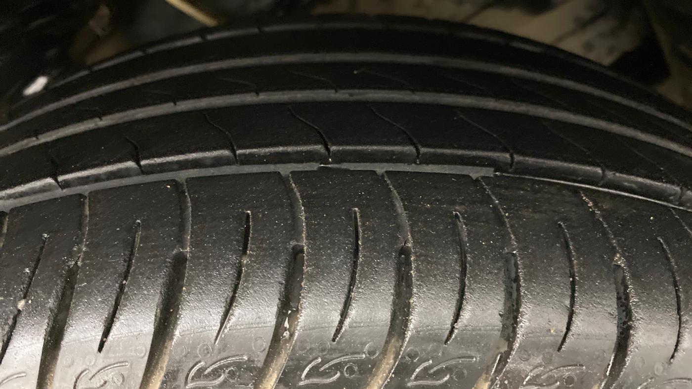 2020 Mahindra XUV300 W8 (O) DIESEL  AT, Diesel, Automatic, 15,573 km, Right Front Tyre Tread